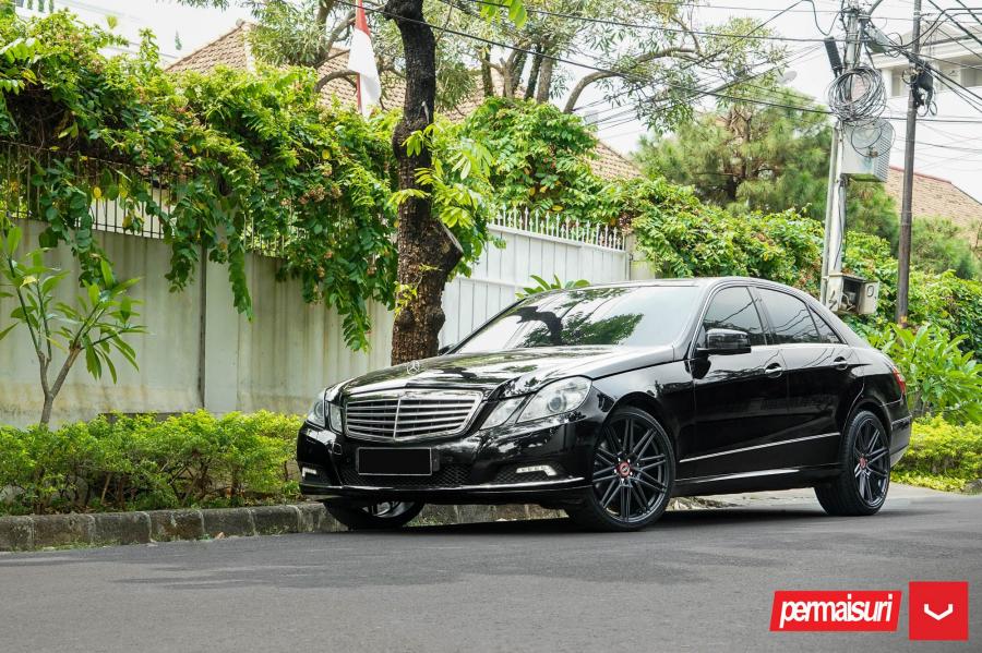  Mercedes-Benz E300 by Permaisuri on Vossen Wheels (CV10) 2019 года  (фото 1 из 12)